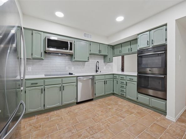 712  Oakwood Trail , Fort Worth Texas 76112