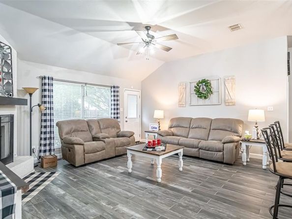 1228  Meadow Glen , Crowley Texas 76036