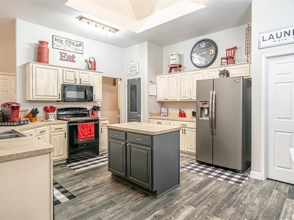 1228  Meadow Glen , Crowley Texas 76036