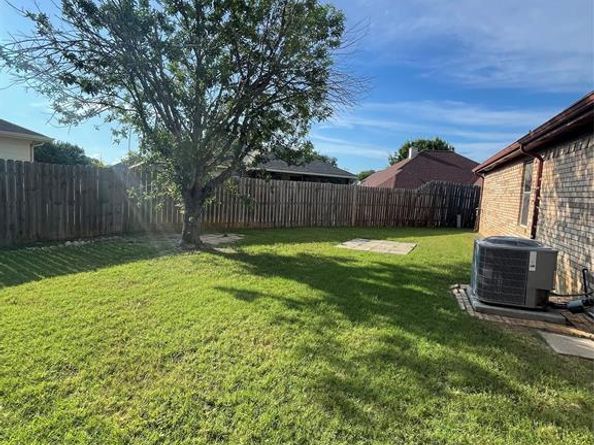1228  Meadow Glen , Crowley Texas 76036