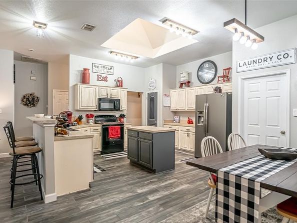 1228  Meadow Glen , Crowley Texas 76036