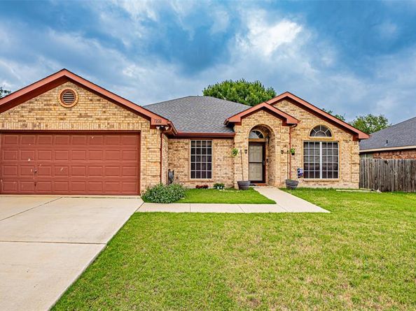 1228  Meadow Glen , Crowley Texas 76036