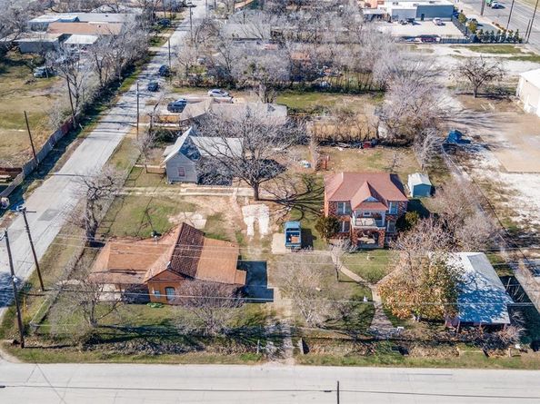 2909  Manila Road , Dallas Texas 75212