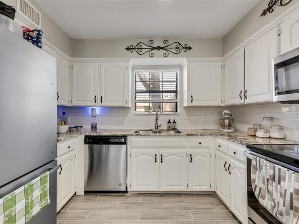 702  Middle Glen Drive , Garland Texas 75043