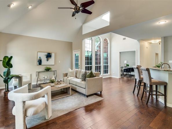 3840  Azure Lane , Addison Texas 75001