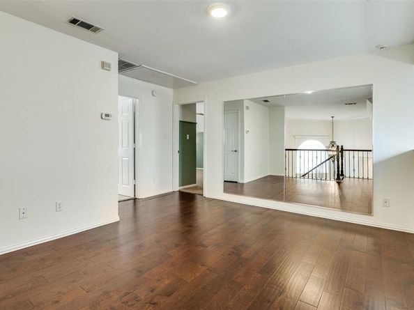 3840  Azure Lane , Addison Texas 75001