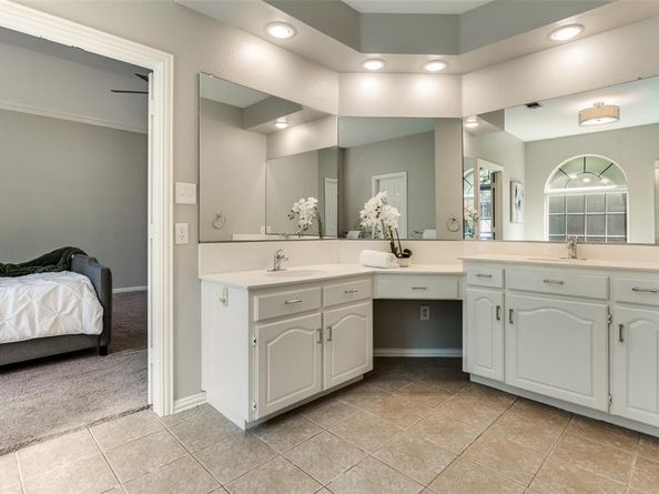 3840  Azure Lane , Addison Texas 75001