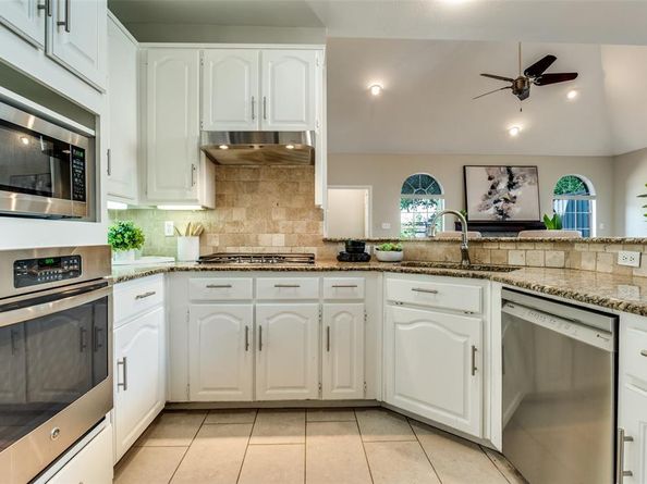 3840  Azure Lane , Addison Texas 75001