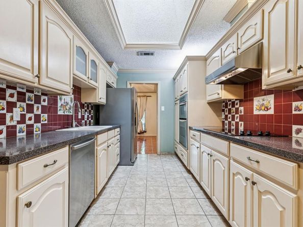 1702  Paisley Drive , Arlington Texas 76015