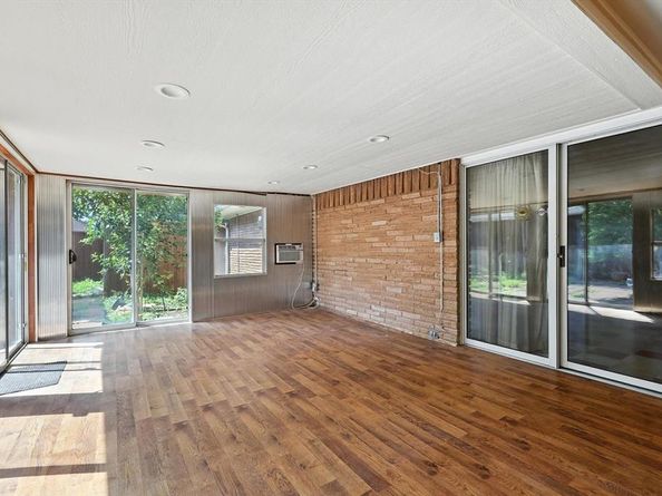8454  Swift Avenue , Dallas Texas 75228