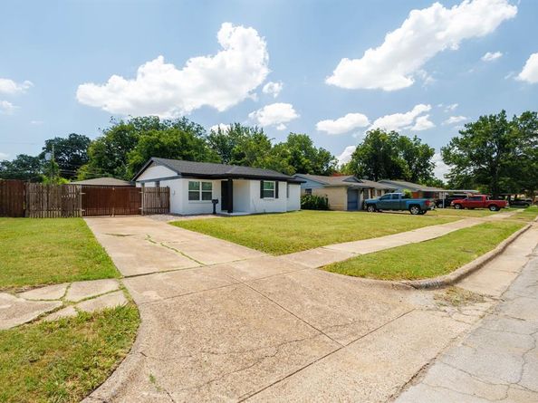 2306  Clover Ridge Drive , Dallas Texas 75216