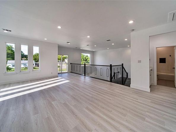 531 W Laureland Road , Dallas Texas 75232