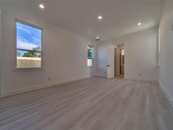 531 W Laureland Road , Dallas Texas 75232