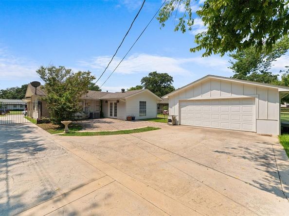 1054  Shadow Wood Lane , Lewisville Texas 75067