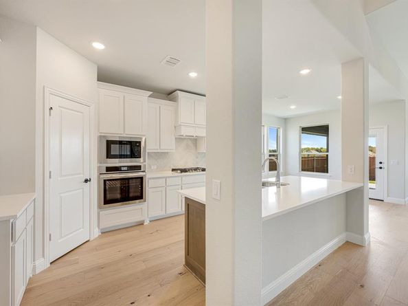 1024  Pineview Lane , Crowley Texas 76036