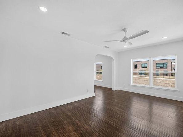 409 S Barnett Avenue , Dallas Texas 75211