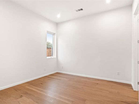 829  Nomas Street , Dallas Texas 75212