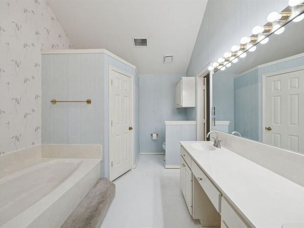 1115  Shawnee Trail , Carrollton Texas 75007