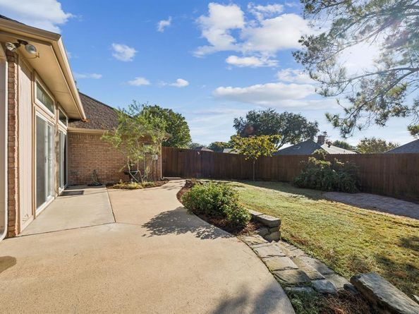 1115  Shawnee Trail , Carrollton Texas 75007