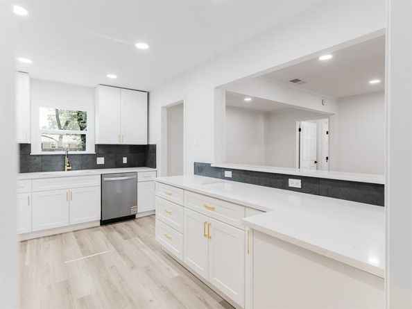 126 E Scotland Drive , Irving Texas 75062