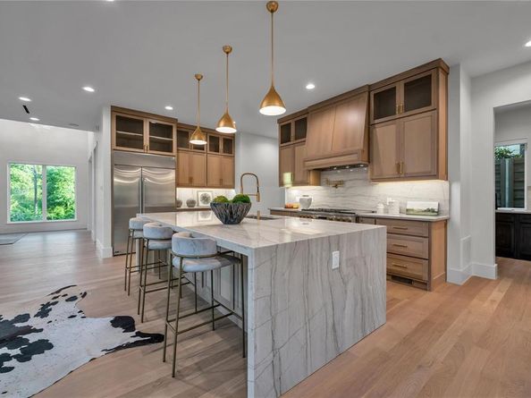 419 W Colorado Boulevard , Dallas Texas 75208