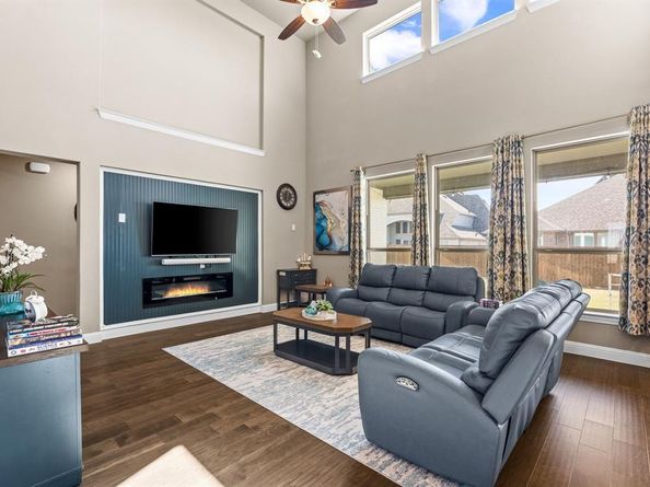 1800  Trotter Trail , Aubrey Texas 76227