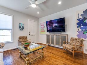 404 N Montreal Avenue , Dallas Texas 75208