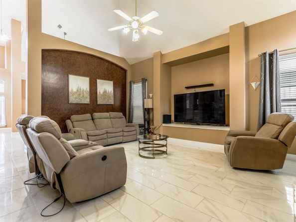 611  Laura Lane , Grand Prairie Texas 75052