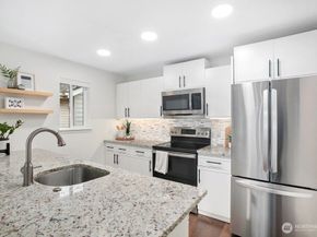 595 Newport Way NW C4, Issaquah WA 98027