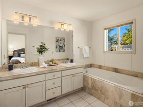 112 9th Lane 112, Kirkland WA 98033