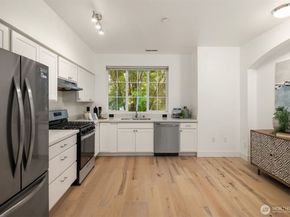 18247 NE 96th Way 104, Redmond WA 98052