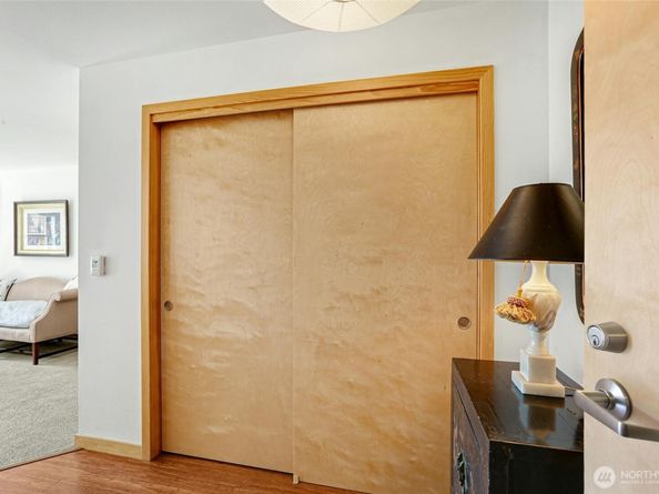 827 Hiawatha Place S 405, Seattle WA 98144