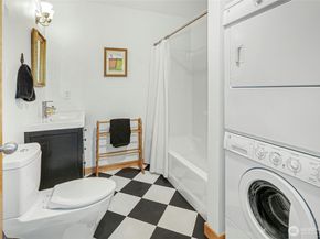 827 Hiawatha Place S 405, Seattle WA 98144