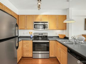 827 Hiawatha Place S 405, Seattle WA 98144