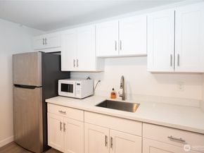 2253 Gilman Drive W 406, Seattle WA 98119