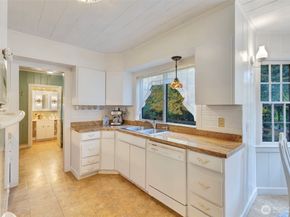 3918 NW Phinney Bay Drive, Bremerton WA 98312