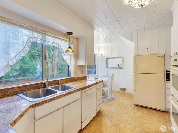 3918 NW Phinney Bay Drive, Bremerton WA 98312