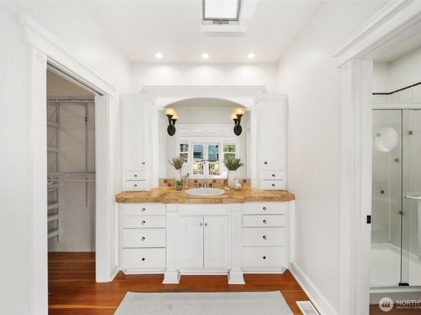 2446 Queen Anne Avenue N, Seattle WA 98109