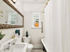 2446 Queen Anne Avenue N, Seattle WA 98109