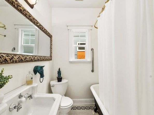 2446 Queen Anne Avenue N, Seattle WA 98109