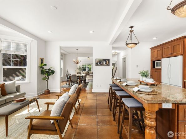 2446 Queen Anne Avenue N, Seattle WA 98109