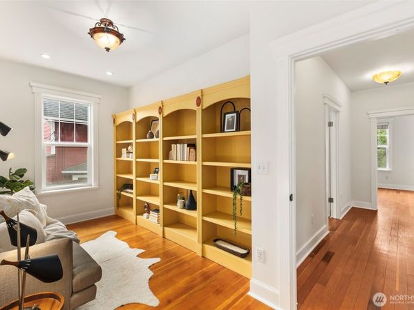 2446 Queen Anne Avenue N, Seattle WA 98109