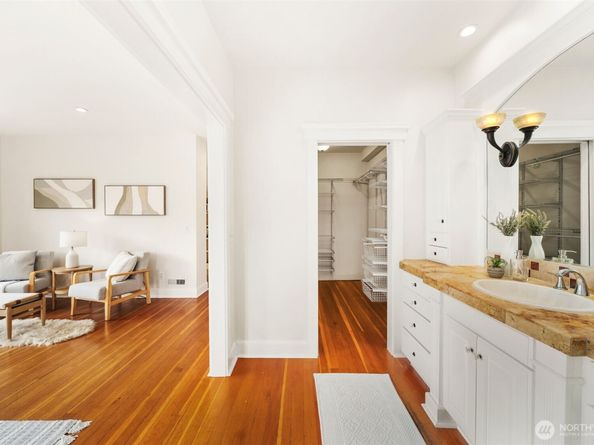 2446 Queen Anne Avenue N, Seattle WA 98109