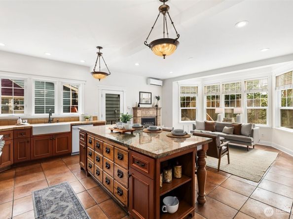 2446 Queen Anne Avenue N, Seattle WA 98109