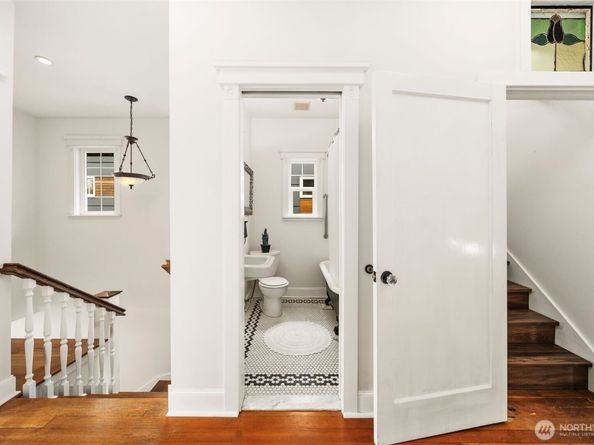 2446 Queen Anne Avenue N, Seattle WA 98109