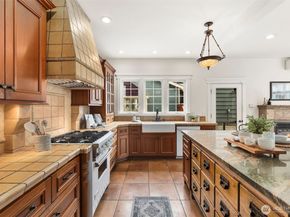 2446 Queen Anne Avenue N, Seattle WA 98109