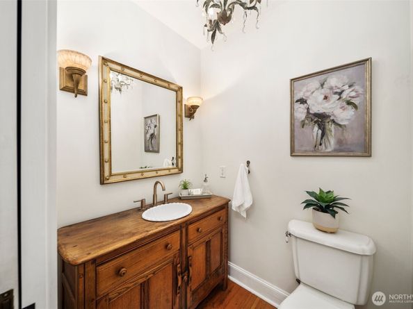 2446 Queen Anne Avenue N, Seattle WA 98109