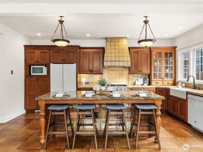 2446 Queen Anne Avenue N, Seattle WA 98109