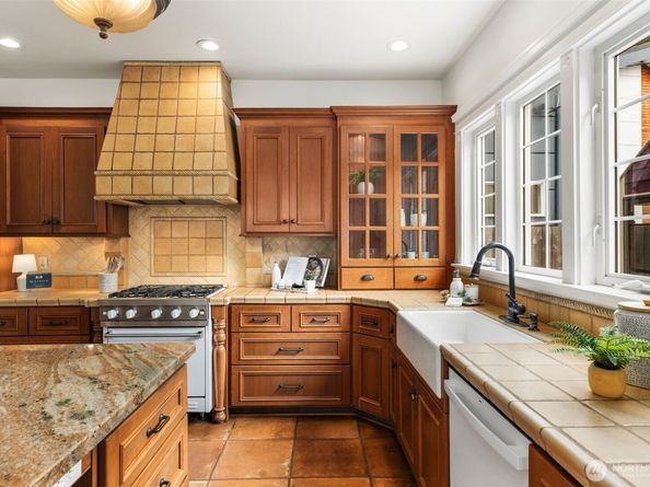 2446 Queen Anne Avenue N, Seattle WA 98109