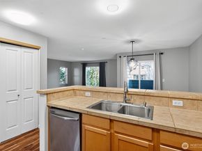 1981 24th Avenue NE 204, Issaquah WA 98029